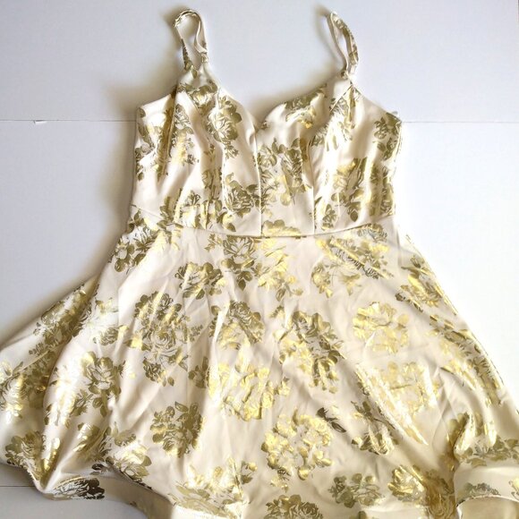 B. Darlin Plus Size Cream Metallic-Print A-Line Dress Size 16 - Picture 2 of 4